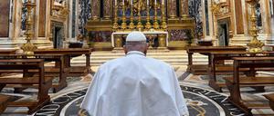 Papst Franziskus betet vor dem Start der Heiligen Woche in der Santa Maria Maggiore in Rom.