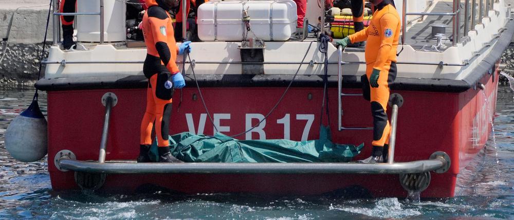 Die Luxusjacht „Baynesian“ soll nach dem Untergang mit sieben Todesopfern vor Sizilien bis Mitte Mai geborgen werden. (Archivbild)