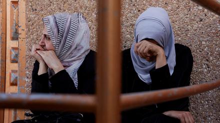Angehörige trauern in einem Krankenhaus in Khan Younis im südlichen Gazastreifen um getötete Angehörige (Symbolfoto).