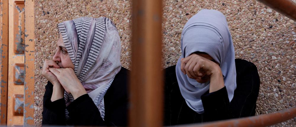 Angehörige trauern in einem Krankenhaus in Khan Younis im südlichen Gazastreifen um getötete Angehörige (Symbolfoto).
