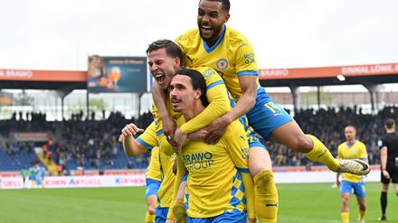 Braunschweigs Spieler feiern das 2:0 von Rayan Philippe (vorn).