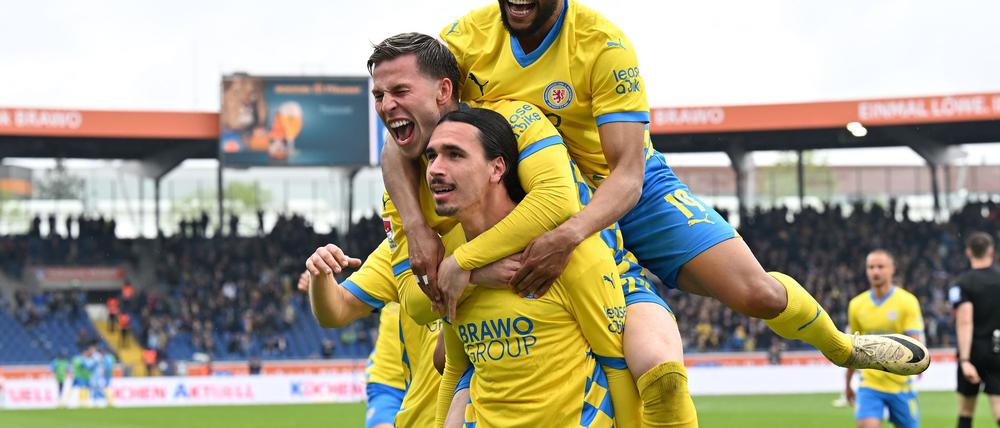 Braunschweigs Spieler feiern das 2:0 von Rayan Philippe (vorn).