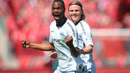  Ilyas Ansah (l) trifft trocken von der Strafraumgrenze.