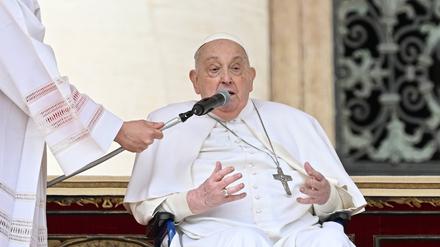 Papst Franziskus spricht am Ende der Messe am Palmsonntag auf dem Petersplatz (Symbolbild).