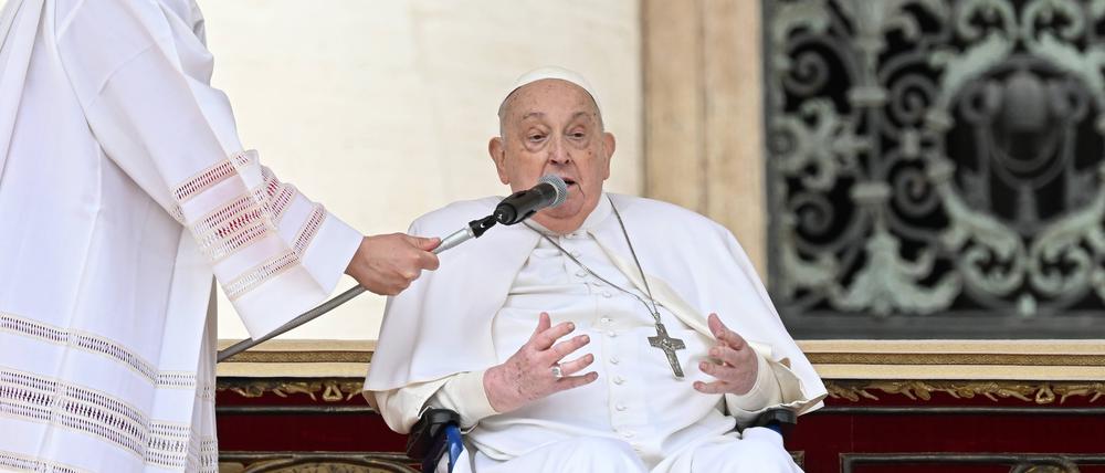 Papst Franziskus spricht am Ende der Messe am Palmsonntag auf dem Petersplatz (Symbolbild).