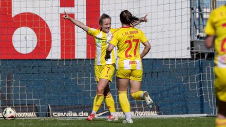 Lisa Heiseler bejubelt ihr zweites Tor zum 4:0 für Union in Meppen.