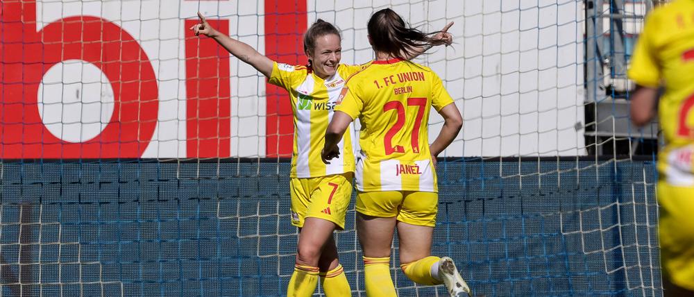 Lisa Heiseler bejubelt ihr zweites Tor zum 4:0 für Union in Meppen.