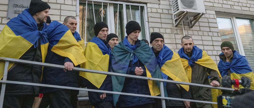 Ukrainische und russische Kriegsgefangene kommen nach Hause. (Archivbild)