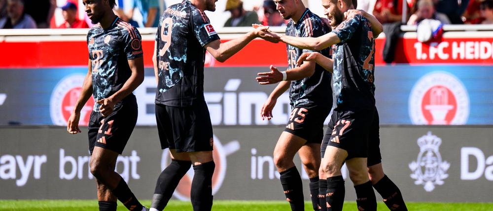 Münchner Torschützen: Harry Kane (2.v.l.) und Konrad Laimer (r.).
