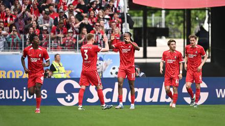 Heimsieg gegen Hoffenheim: Die Spieler des SC Freiburg jubeln.