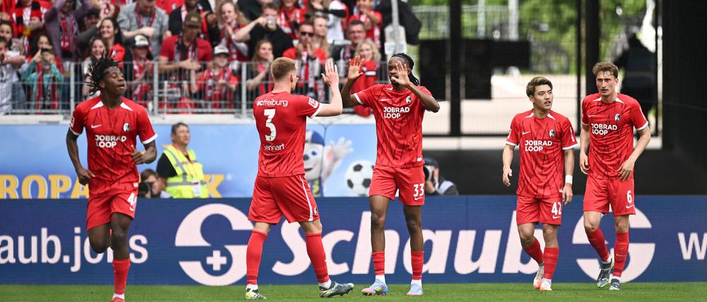 Heimsieg gegen Hoffenheim: Die Spieler des SC Freiburg jubeln.