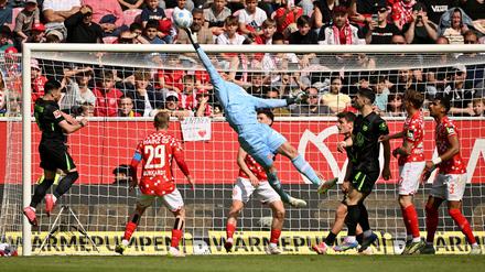 Muss sich strecken: Mainz-Keeper Robin Zentner
