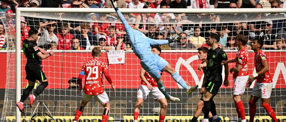 Muss sich strecken: Mainz-Keeper Robin Zentner