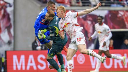 Leipzigs Torwart Peter Gulacsi (M.) prallt in dieser Szene heftig mit Kiels David Zec (l.) zusammen und muss später mit einer Trage vom Feld gebracht werden.