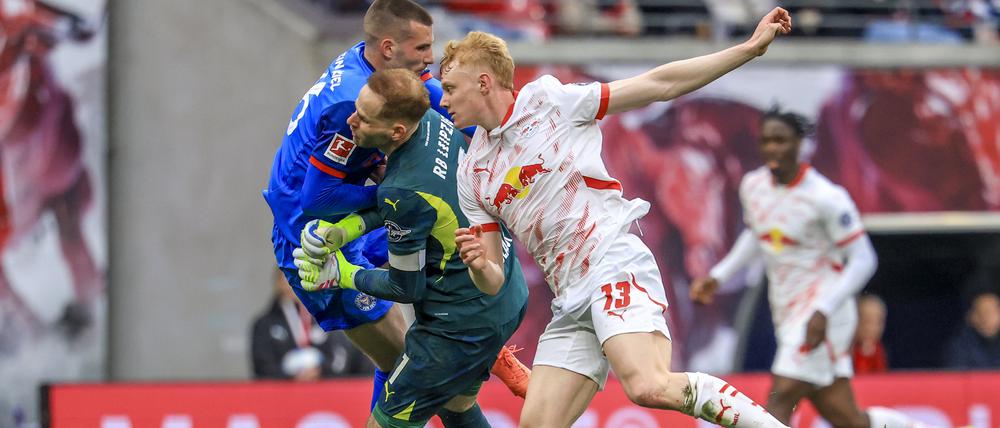 Leipzigs Torwart Peter Gulacsi (M.) prallt in dieser Szene heftig mit Kiels David Zec (l.) zusammen und muss später mit einer Trage vom Feld gebracht werden.