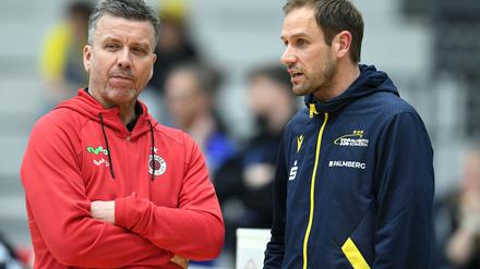 Vor dem Spiel tauschen sich die Trainer Alexander Waibl (Dresden, l) und Felix Koslowski (Schwerin) aus.