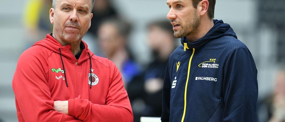 Vor dem Spiel tauschen sich die Trainer Alexander Waibl (Dresden, l) und Felix Koslowski (Schwerin) aus.