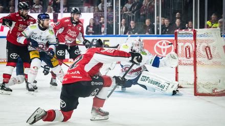 Parker Tuomie erzielte das frühe 1:0 der Kölner im zweiten DEL-Finalspiel gegen die Eisbären Berlin.