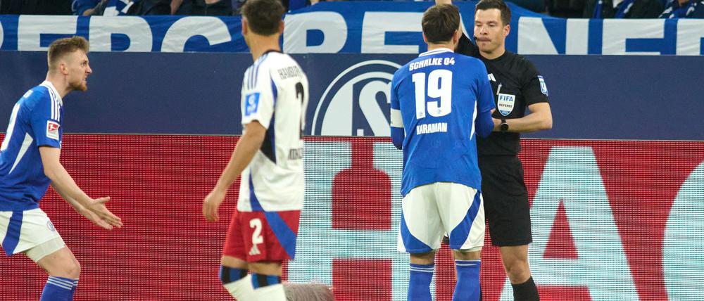 Rote Karte schon in der 3. Minute: Harm Osmers verweist Kenan Karaman nach Videobeweis des Feldes.
