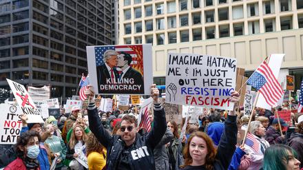 Demonstranten versammeln sich in der Innenstadt von Chicago.