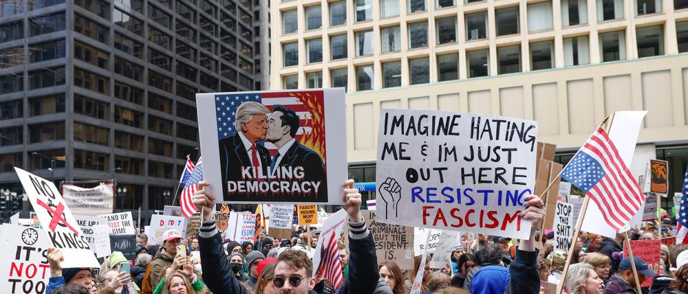Demonstranten versammeln sich in der Innenstadt von Chicago.