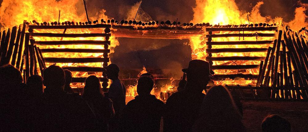 Ein Osterfeuer in Form einer Brücke brennt im Ortsteil Trechwitz.