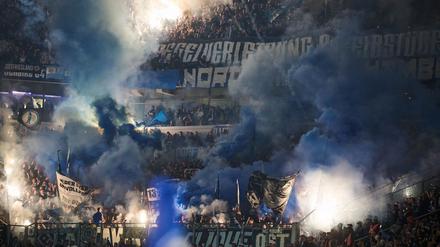 Ein Feuerwerk der HSV-Fans samt Unterbrechung entpuppte sich als Bruch im Hamburger Spiel. 