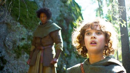 Ronja (Kerstin Linden) lässt sich von dem Bandenmitglied Tjegge (Lancelot Ncube) an eine entlegene Stelle im Wald locken .