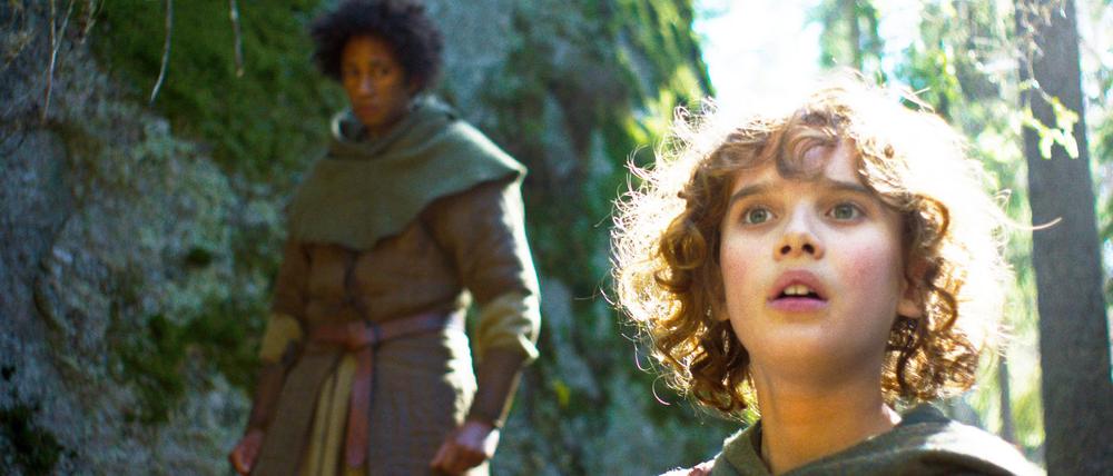 Ronja (Kerstin Linden) lässt sich von dem Bandenmitglied Tjegge (Lancelot Ncube) an eine entlegene Stelle im Wald locken .