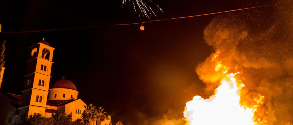 Mit Feuerwerk und Feuer wird auf Zypern Ostern gefeiert. (Archivbild)