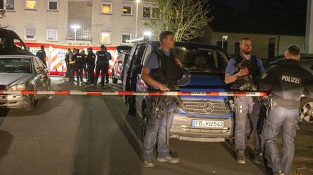Der Täter ist offenbar weiter auf der Flucht und wird mit einem Großaufbaugebot gesucht.
