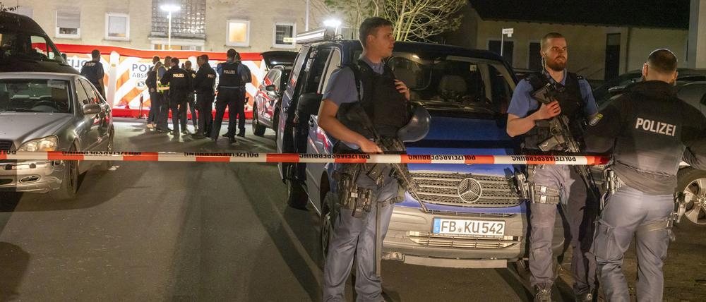 Der Täter ist offenbar weiter auf der Flucht und wird mit einem Großaufbaugebot gesucht.