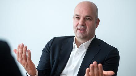 ARCHIV - 06.09.2021, Berlin: Marcel Fratzscher, Präsident des Deutschen Instituts für Wirtschaftsforschung (DIW), sitzt während eines Interviews mit der Deutschen Presse-Agentur dpa in seinem Büro.  