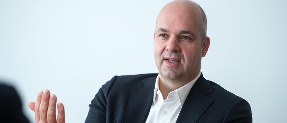 ARCHIV - 06.09.2021, Berlin: Marcel Fratzscher, Präsident des Deutschen Instituts für Wirtschaftsforschung (DIW), sitzt während eines Interviews mit der Deutschen Presse-Agentur dpa in seinem Büro.  