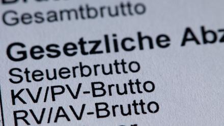 Die Einträge zur Krankenversicherung sind auf einer Gehaltsabrechnung zu sehen.