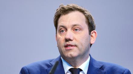Lars Klingbeil, SPD-Bundesvorsitzender, spricht bei einer Pressekonferenz der Parteivorsitzenden von Union und SPD (Archivbild).