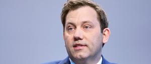 Lars Klingbeil, SPD-Bundesvorsitzender, spricht bei einer Pressekonferenz der Parteivorsitzenden von Union und SPD (Archivbild).