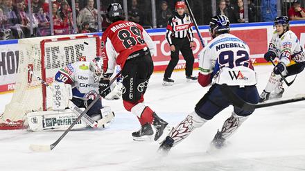 Kölns Gregor MacLeod (89) überspielt erst Marcel Noebels (92) und trifft dann platziert oben rechts ins Toreck zum 2:1-Siegtreffer.