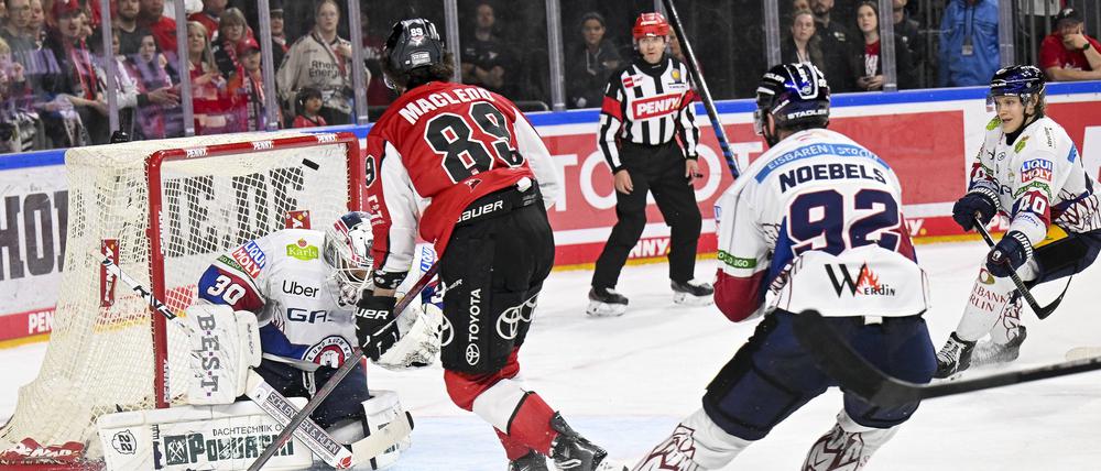Kölns Gregor MacLeod (89) überspielt erst Marcel Noebels (92) und trifft dann platziert oben rechts ins Toreck zum 2:1-Siegtreffer.