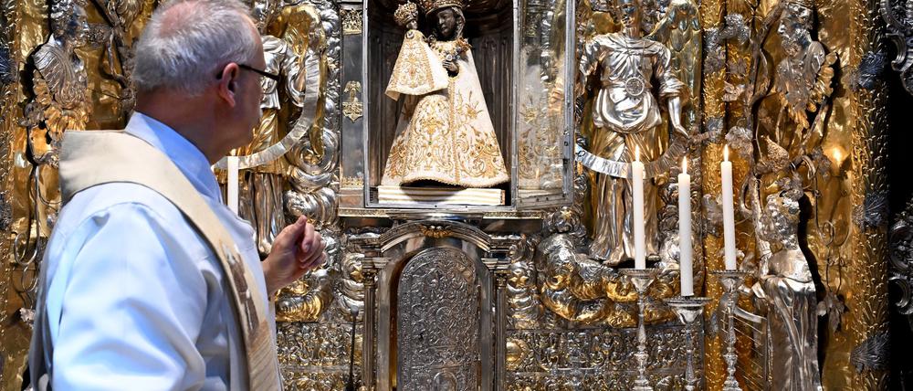 An die 30 Gewänder hat die Schwarze Madonna, passend zum jeweiligen liturgischen Fest. Zu Ostern trägt sie weiß.