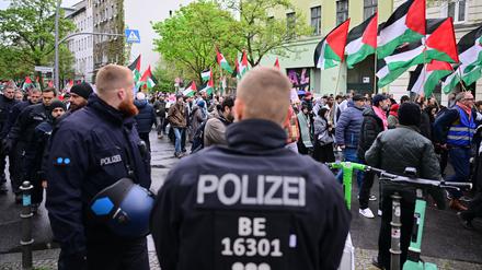 Die Polizei steht während des Ostermarschs 2025 vor dem palästinensischen Block. 