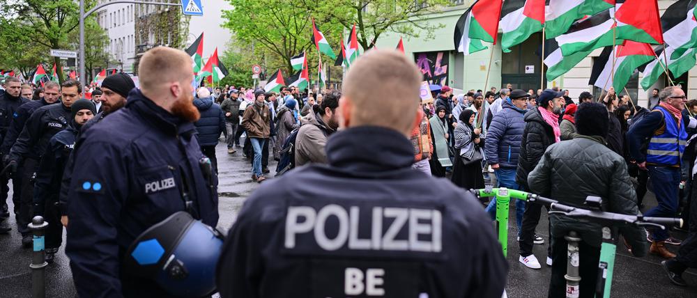 Die Polizei steht während des Ostermarschs 2025 vor dem palästinensischen Block.