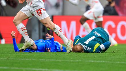 Peter Gulacsi (r) und David Zec gehen nach dem Zusammenprall zu Boden.