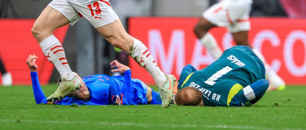 Peter Gulacsi (r) und David Zec gehen nach dem Zusammenprall zu Boden.