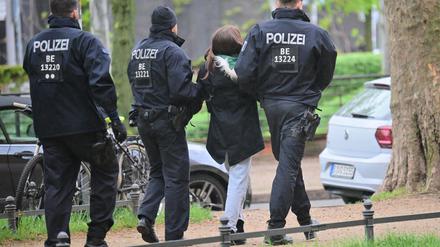 Fünf Frauen und zehn Männer wurden vorübergehend festgenommen. 