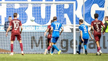 Martijn Kaars (r) trifft für Magdeburg zur Führung.