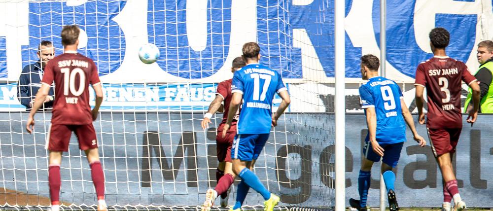 Martijn Kaars (r) trifft für Magdeburg zur Führung.