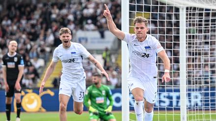 Florian Niederlechner machte kurz vor Schluss Herthas Auswärtssieg perfekt.