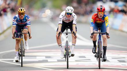 Außenseiter Skjelmose (r) siegte knapp vor Pogacar (M) und Evenepoel (l)