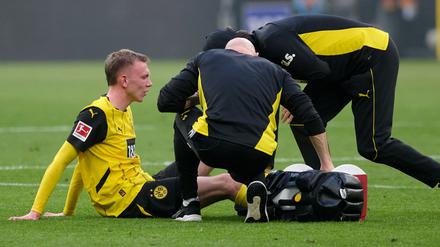 Dortmunds Maximilian Beier verletzte sich im Spiel gegen Borussia Mönchengladbach und musste ausgewechselt werden. 